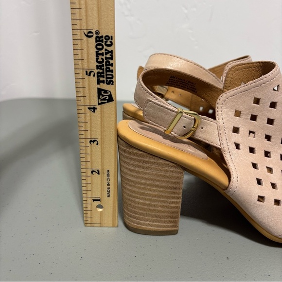 Born Women's Sandals Heels Block Size 8M Ankle Buckle Leather Taupe Neutral - Picture 2 of 10